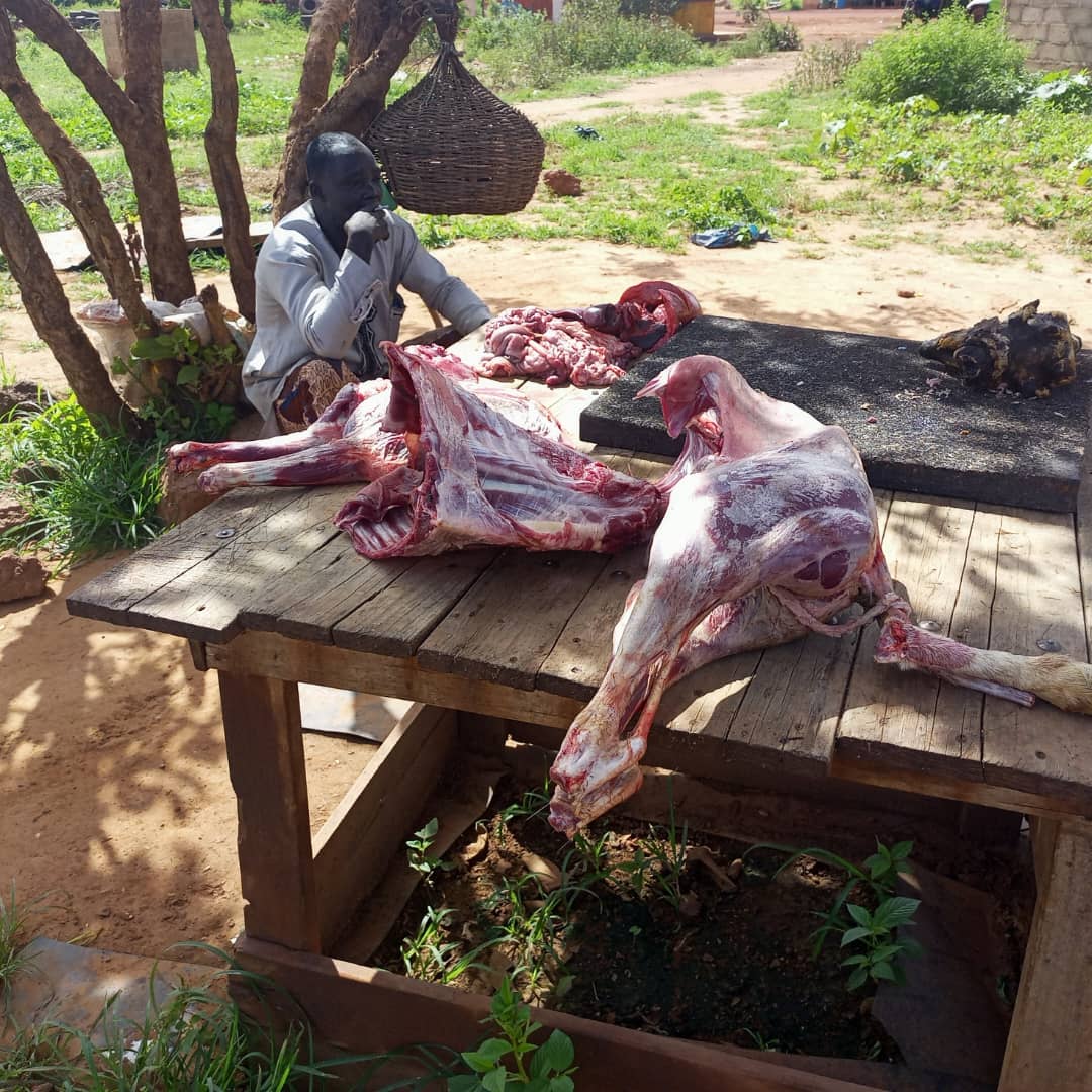 Par jour c’est au moins un petit ruminant que le boucher livre au restaurant de Honorine Nassa.