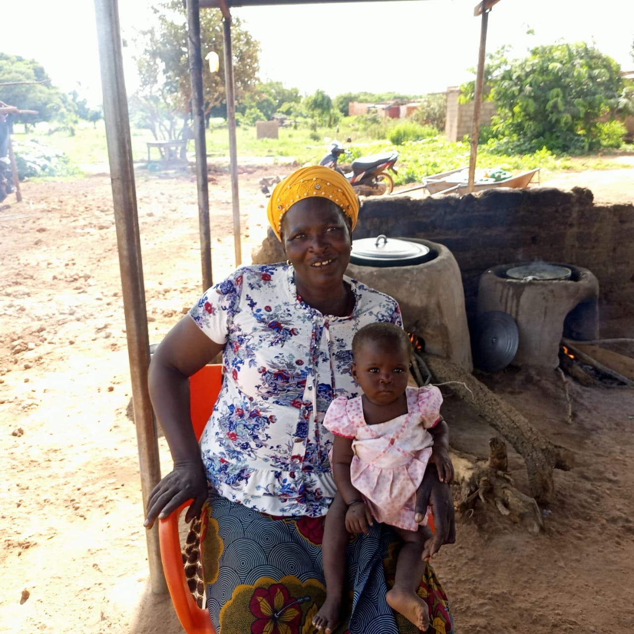 Patron de la cantine à l’entrée de la mine de Bissa Gold Honorine Nassa : “ grâce aux foyers améliorés, les difficultés pour joindre les 2 bouts sont désormais de lointains souvenirs. Ma famille mange à sa faim et tout le monde est épanoui”.